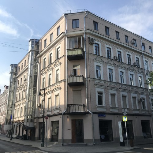 «Разрешите представиться. Маяковский»