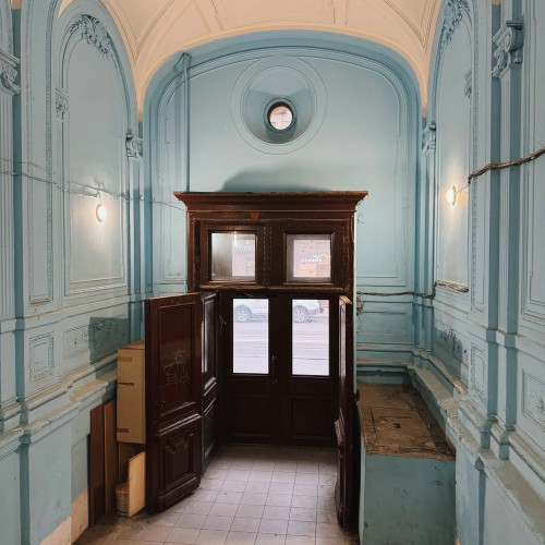 Петербург 4 в 1: дворы, парадные, коммуналки и крыша