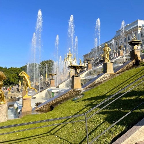 К фонтанам Петергофа — на комфортабельном автомобиле с личным гидом