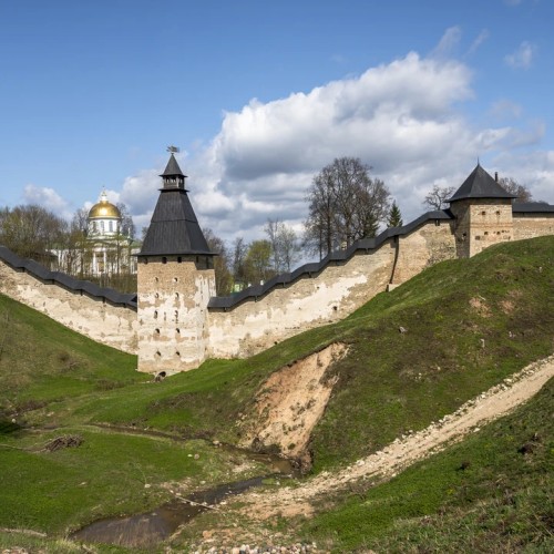 Святые Печоры и древний Изборск: экскурсия в небольшой группе