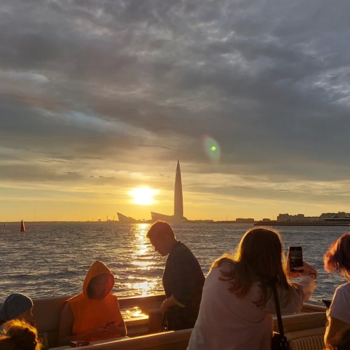 Вояж на элитном теплоходе в сопровождении гида и живой музыки