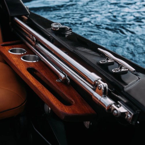 Развод мостов без толпы — на стильном катере