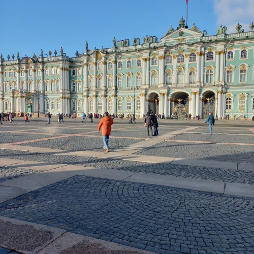 Романовы без трона: групповая прогулка по Дворцовой набережной
