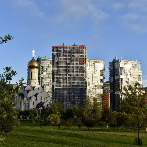 Кудрово: город цветных гигантов через дорогу от Петербурга