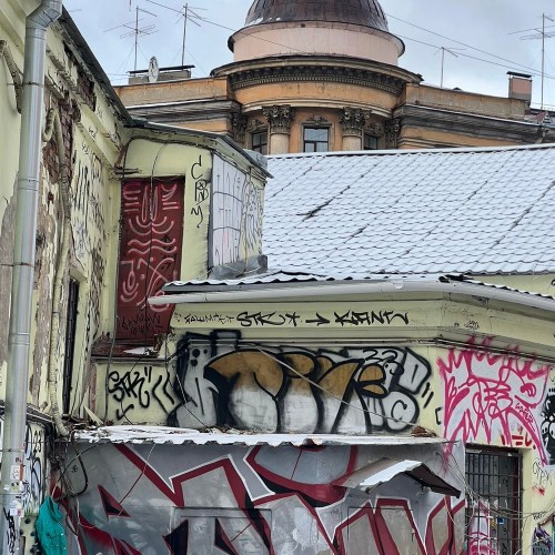 От андеграунда до небесной перспективы: прогулка по городу + безопасная крыша