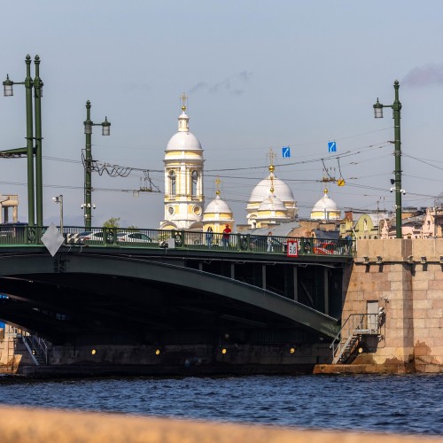 Прогулка на открытом катере — от центра Петербурга до новых кварталов у воды