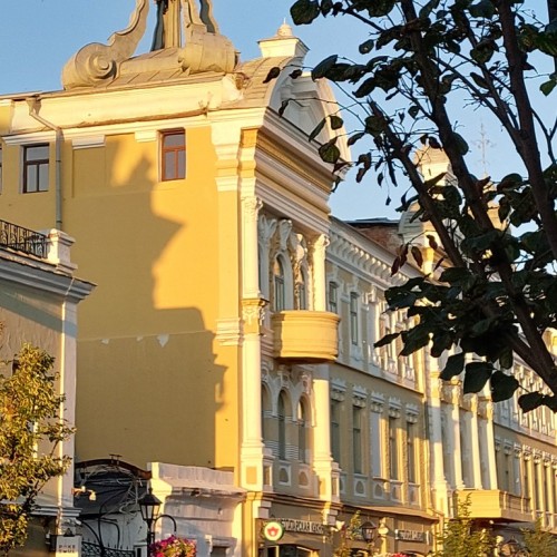 Красивые истории Кремлёвской улицы