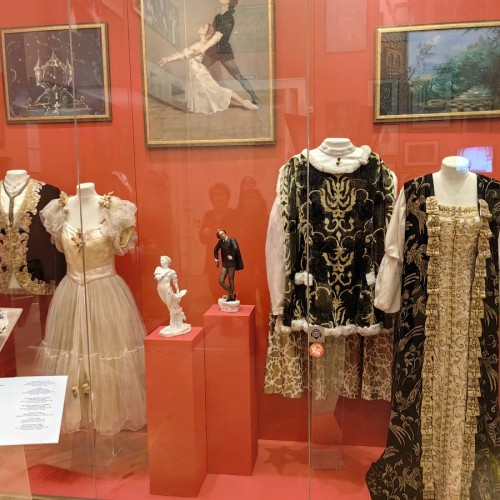 В музей театрального и музыкального искусства вместе с гидом