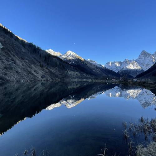 Небольшой компанией по Домбаю: от пещер до вершин и озёр