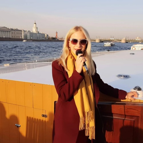 Вояж на элитном теплоходе в сопровождении гида и живой музыки