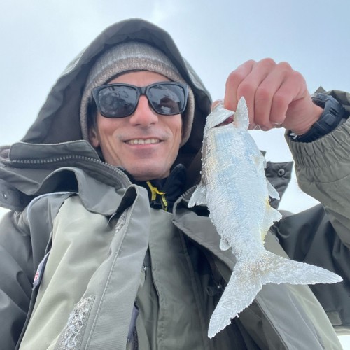 Зимняя рыбалка на льду Байкала своей компанией