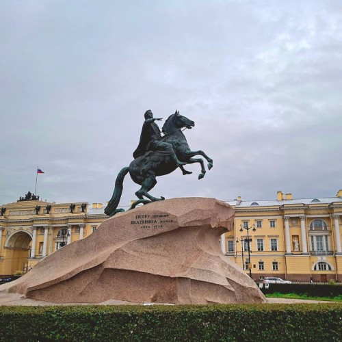 Полуденный выстрел и колоннада Исаакиевского собора