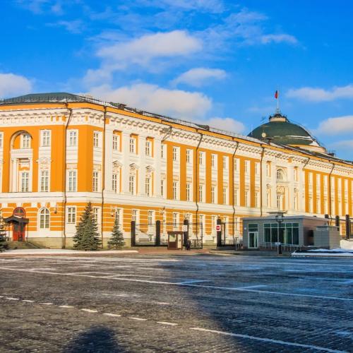 Детская экскурсия по территории Кремля