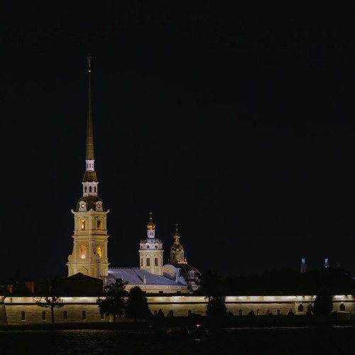 Ночной круиз вдоль парадных набережных и разведённых мостов Санкт-Петербурга