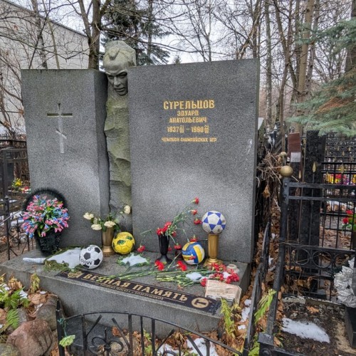 Кумиры, герои и святые старинного Ваганьковского кладбища в Москве