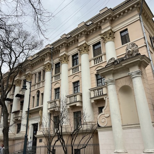 Любовь и стендап на Патриарших прудах