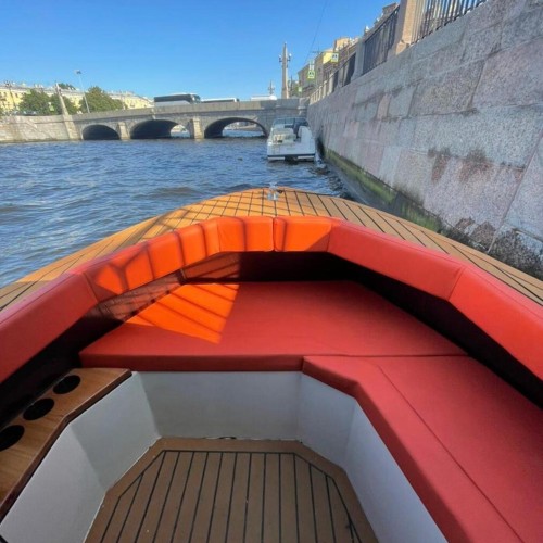 Путешествие по водным артериям Петербурга на катере «Юность»