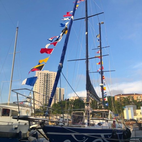 По волнам Японского моря на яхте с маской, сапом и деликатесами (мини-группа)