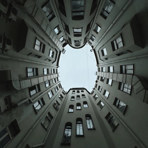 Петербург 4 в 1: дворы, парадные, коммуналки и крыша