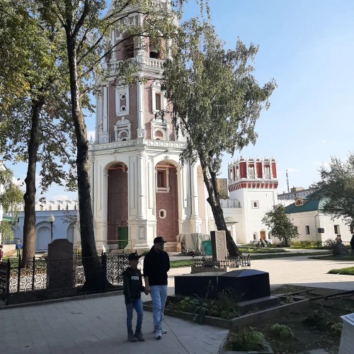 Новодевичье кладбище и Новодевичий монастырь: имена, легенды, судьбы