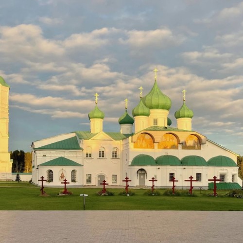 Из Петербурга — к монастырям и святому источнику