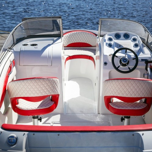 На катере — по Неве