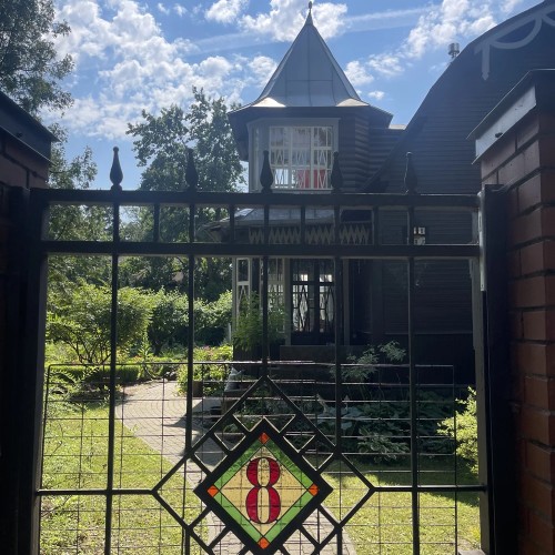 «Лахта: назад в будущее» — небанальные локации Петербурга с краеведом