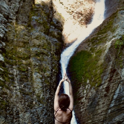 Художественная фотосъёмка на водопаде