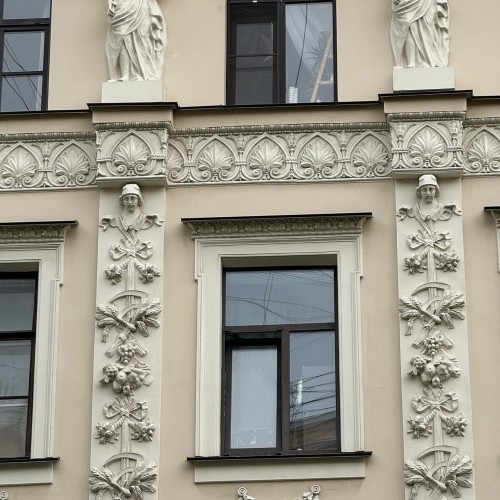 По Васильевскому с островитянином!