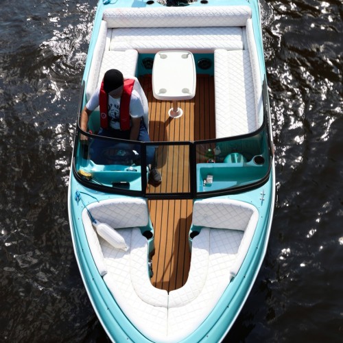 На стильном катере — к самому высокому зданию Европы