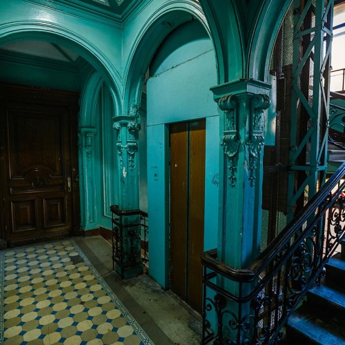 Доходные дома, дворы-колодцы и парадные лестницы