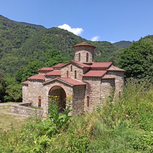 Треккинг-тур в Архыз с комфортом: прогулки в горах налегке с проживанием в гостевом доме