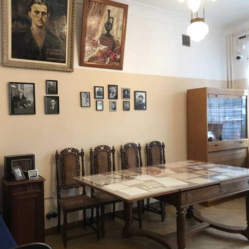 «Разрешите представиться. Маяковский»