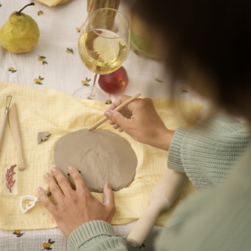 Мастер-класс по лепке из глины в Лопухинском саду Петербурга