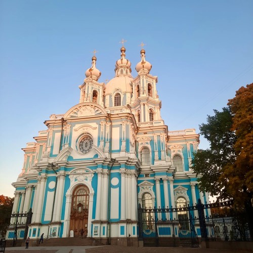 Смольный за 300 лет: от Смольного двора до убийства Кирова