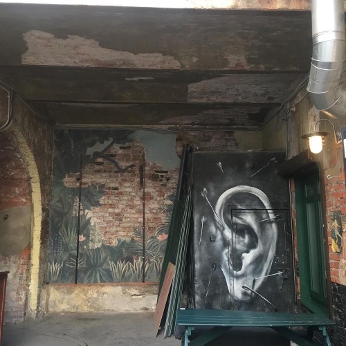 Артефакты Литейного: от парадной Фонтанки к кафе в парадной