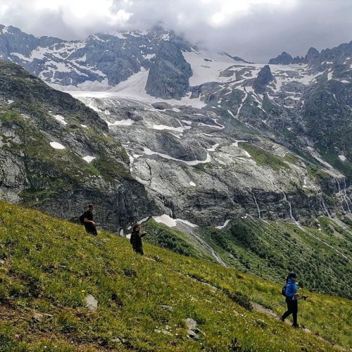 В горы — от суеты и забот: треккинг в Архызе без рюкзаков