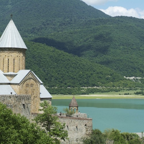 На внедорожниках по неизведанной Южной Осетии: горы, старинные святыни и невероятные виды