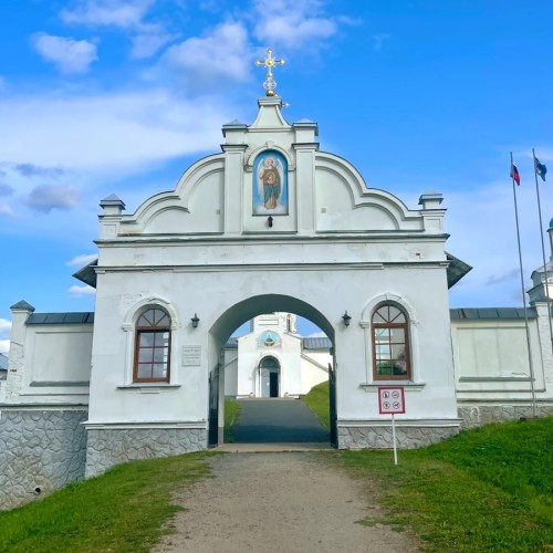 Из Петербурга — к монастырям и святому источнику