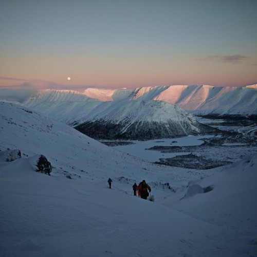Индивидуальный джип-выезд по Кольскому с поисками китов, знакомством с саамами и катанием на оленях