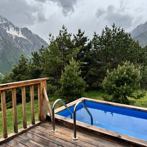 Девичник в Осетии: джип-трип в горах с уроками стрельбы и рисования