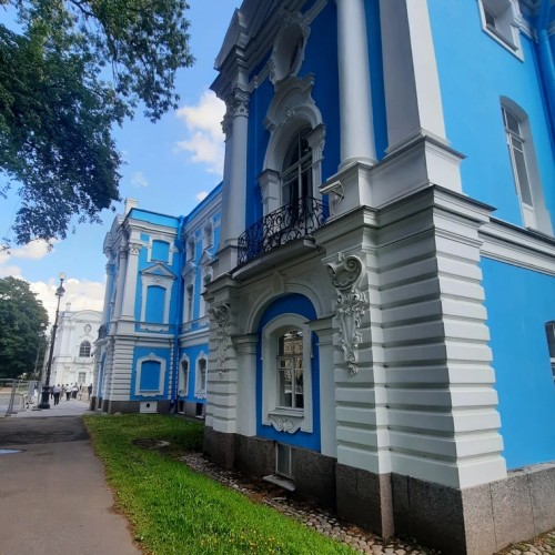 Смольный за 300 лет: от Смольного двора до убийства Кирова