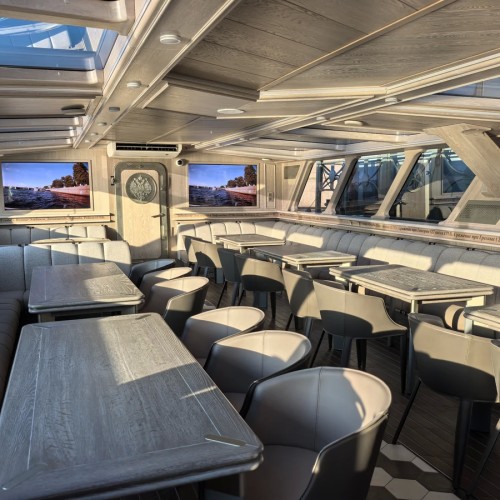 Вояж на элитном теплоходе в сопровождении гида и живой музыки