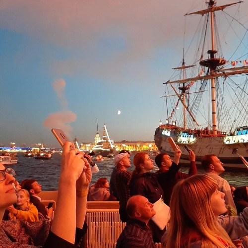 Вояж на элитном теплоходе в сопровождении гида и живой музыки