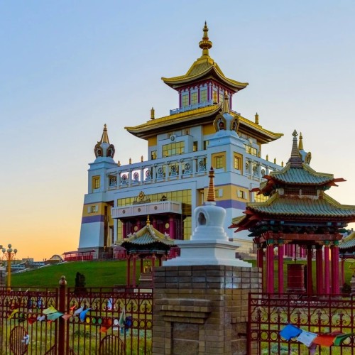 На выходные в Калмыкию: Элиста и цветущие степи