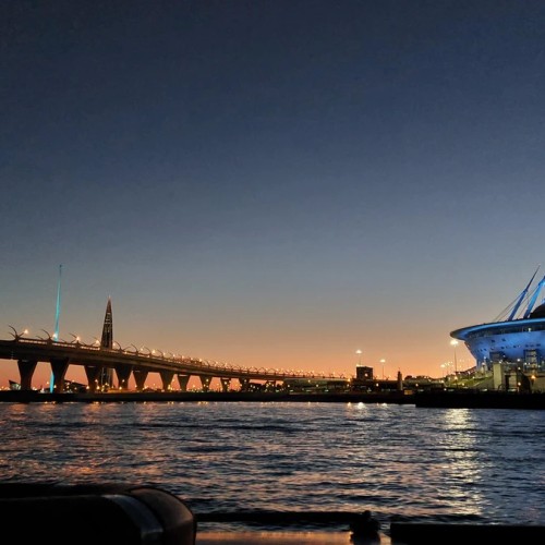 Вояж на элитном теплоходе в сопровождении гида и живой музыки