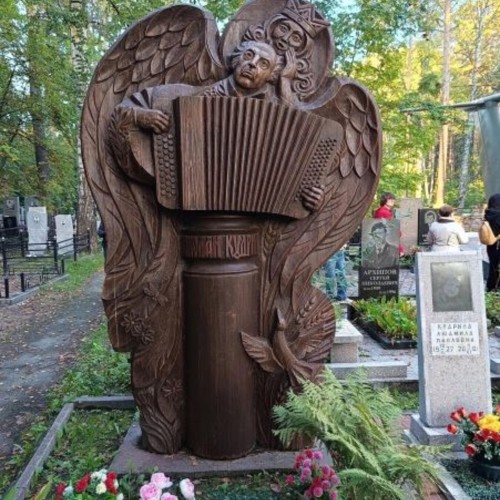 По Заельцовскому кладбищу в Новосибирске