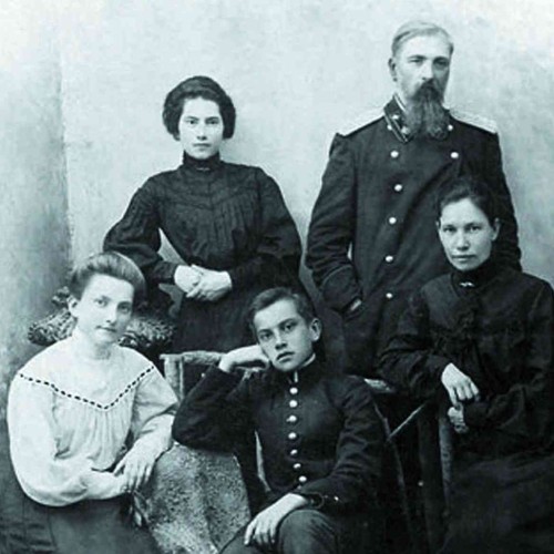 «Разрешите представиться. Маяковский»