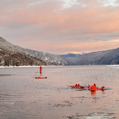 Из Горно-Алтайска — на айс-флоатинг в Телецком озере
