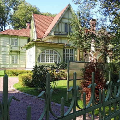 Каменный — остров сокровищ: прогулка по элитному дачному предместью